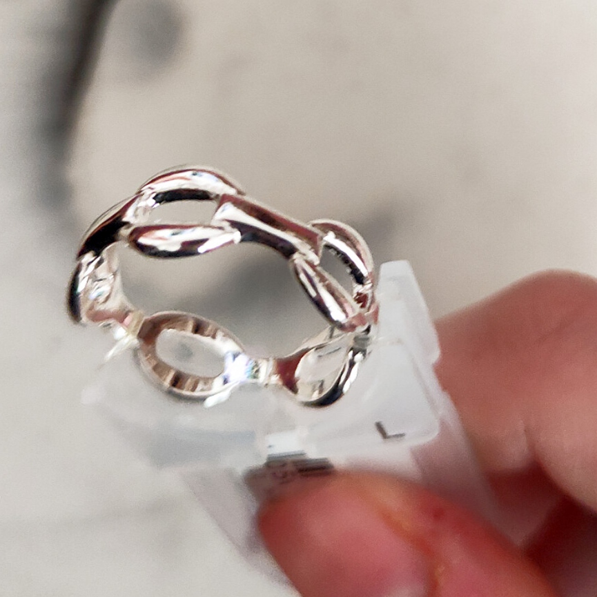 انگشتر زنانه طرح کارتیه درشت آبکاری نقره